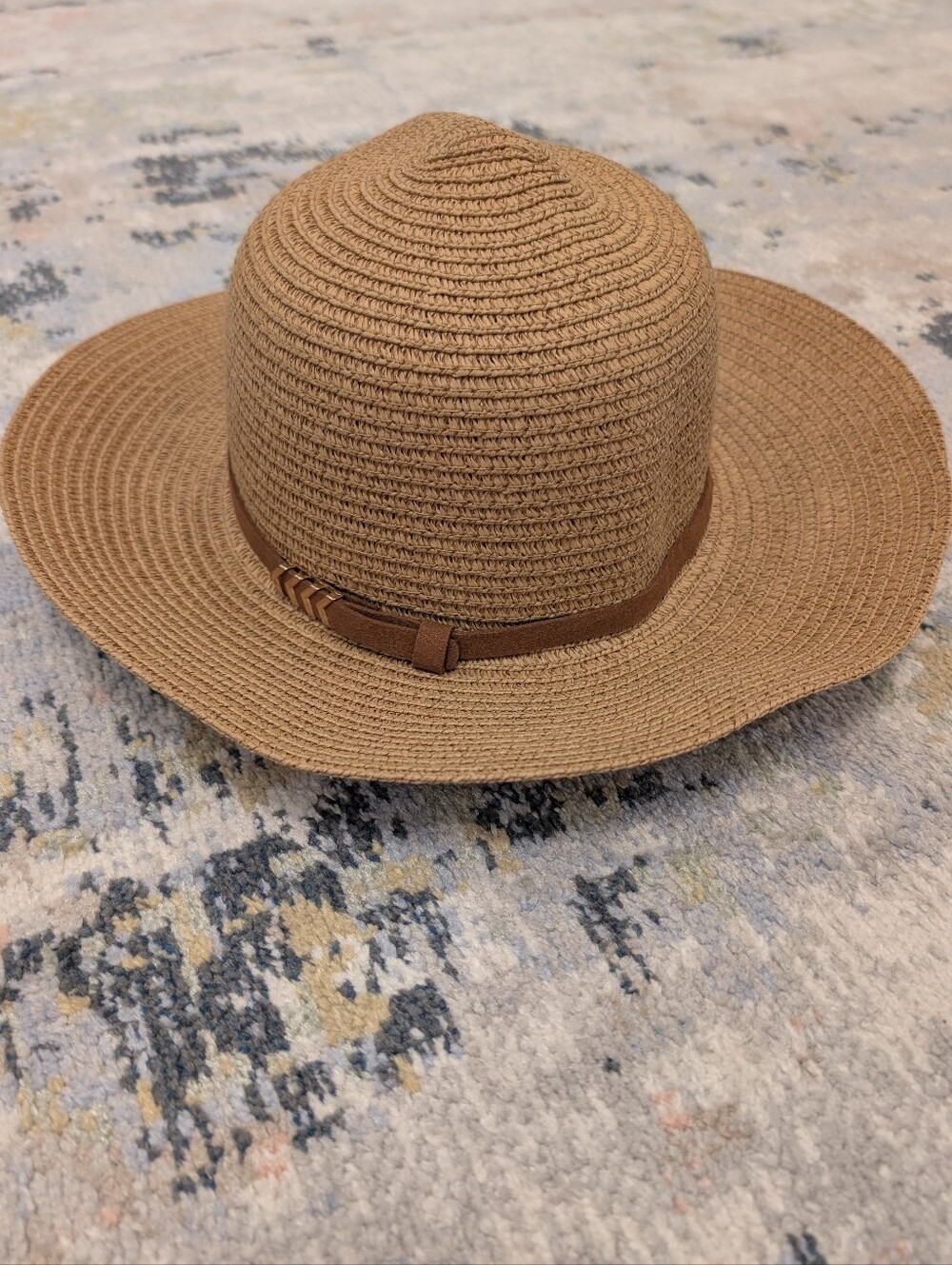 Like New! Foldable Straw Sun Hat in Tan